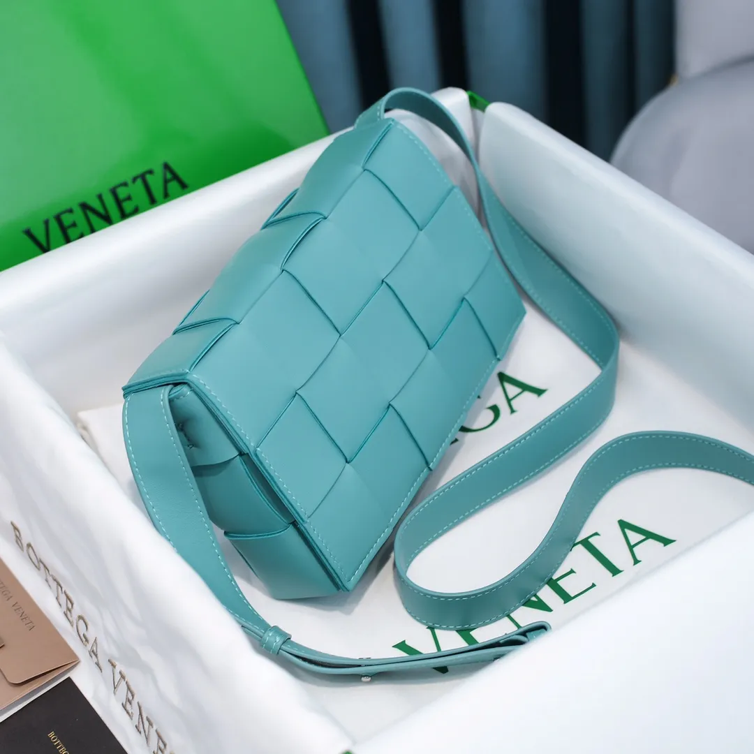 Batch 1420 Real shots 👇BV Cassette’s trendy design is earth-shakingly beautiful. The handsome style with flamboyant personality has completely changed the boring style in the past. Beauty is a topic that women can never refuse. Walking on the streets of Milan, you can see her figure everywhere. It is called tofu bag, original sheepskin: the key point is that it can be controlled by both men and women, and has become a big celebrity in the fashion circle. Size 23*15*15 [6687#]
